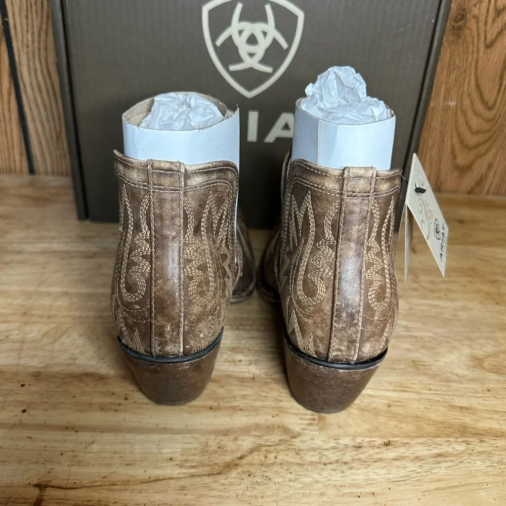 Ariat Dixon’s- Naturally Distressed Brown *NWT*